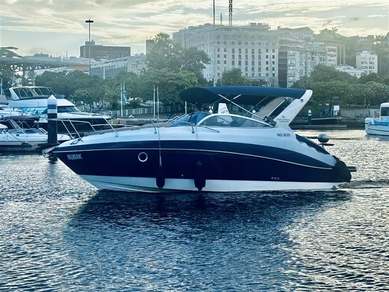 Aluguel de lancha de luxo na Baia de Guanabara com vista para o Pao de Acucar